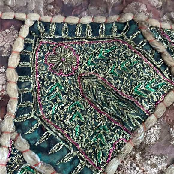 Beautiful embroidered pillow or art piece - Picture 5 of 8